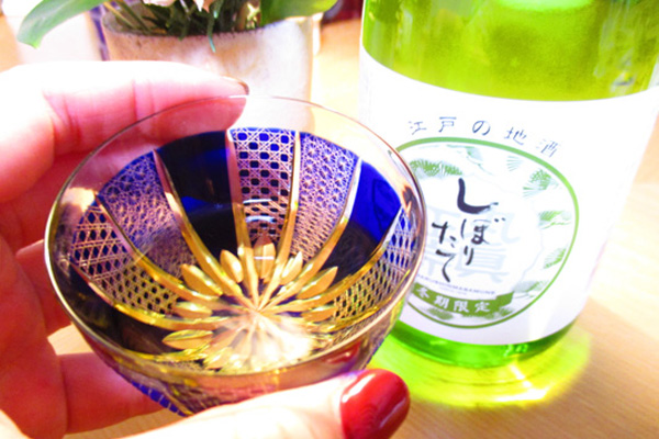 冬季限定「しぼりたて 720ml」とコレクションぐいのみ瑠璃色